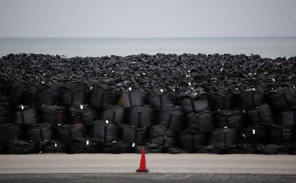 후쿠시마 방사능 폐기물을 담은 700개 이상의 포대가 폭우에 휩쓸려 내려가다.
