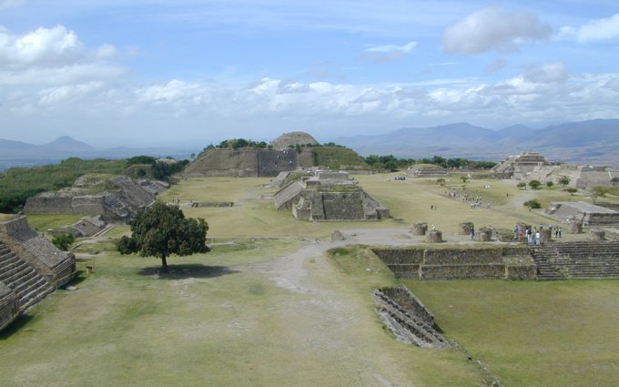 최근 멕시코 고고학 유적지에 대한 인류학적 연구는 종교 갈등이 국가를 쇠락시키는 예를 보여준다.