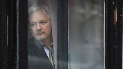 어샌지가 망명 중인 에콰도르 대사관에 괴한이 침입하다.
