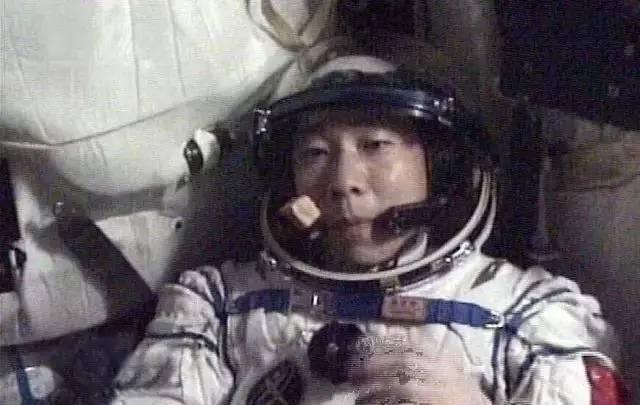 중국의 우주비행사 양 리웨이는 우주에서 이상한 노크 소리를 들었다.