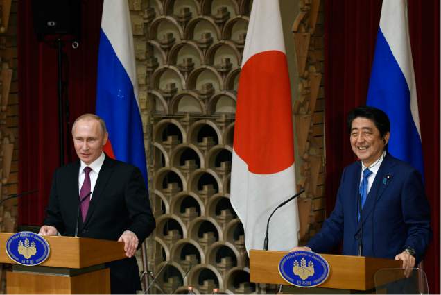 러시아과 일본은 수십억 불에 달하는 경제 협력안에 서명하다.