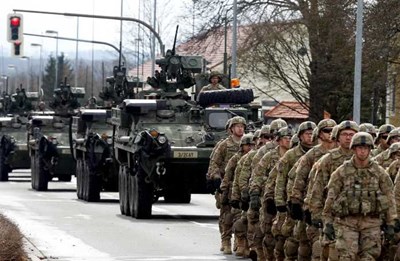 나토 연합군과 미군이 동부 유럽의 러시아 국경 주변에 모이고 있다.