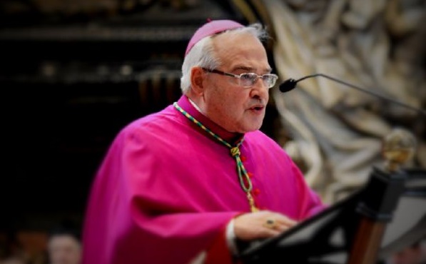 대주교 네그리는 오바마가 베네딕트 교황을 사임시켰다고 주장한다.