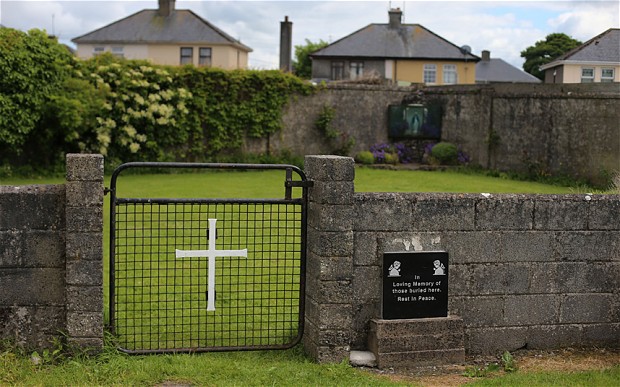 아일랜드의 미혼모 시설에서 죽은 아이들에게 백신이 실험되었다.