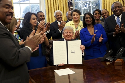 트럼프 대통령이 흑인 대학들의 지원에 대한 행정명령에 서명하다.