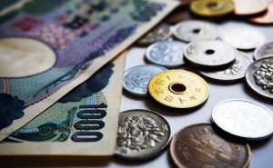 일본 은행들은 블록체인 기술 기반의 가상화폐 송금을 실험한다.