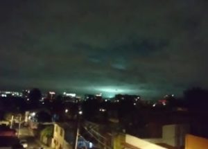 멕시코에 발생한 강진과 하늘에서 목격된 섬광