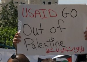 미국은 팔레스타인이 이스라엘과 평화 회담을 가질 때까지 지원을 중단하길 원한다.