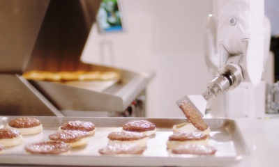 버거를 뒤집는 인공지능 로봇이 식당에 등장하다.
