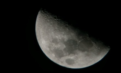 달을 지나가는 세 개의 비행물체가 촬영되다.