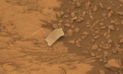 화성 탐사선 큐리오시티가 찍은 사진 속 ‘이상한 물체’의 정체를 공개한 나사