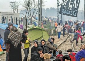 국경 심사를 통과하도록 난민에게 연기를 지시하는 NGO