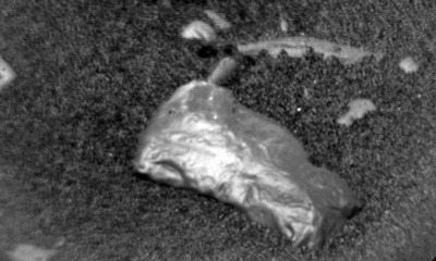화성 표면에서 금속성 물체를 발견한 큐리오시티
