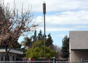 암 발생을 이유로 웨스턴 초등학교 내 설치된 이동통신 타워 제거를 요구하는 학부모들