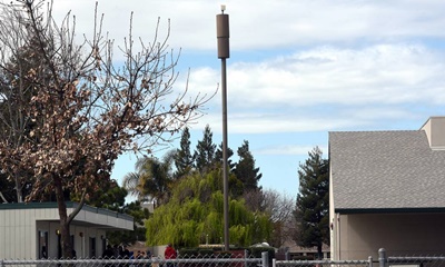 암 발생을 이유로 웨스턴 초등학교 내 설치된 이동통신 타워 제거를 요구하는 학부모들