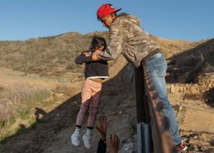 미국 국경을 넘다 체포된 의심스러운 불법 이민자 자녀의 30%는 친자가 아니었다