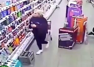 직원을 넘어트리는 ‘귀신’의 장난이 목격된 스코틀랜드 슈퍼마켓의 CCTV 영상