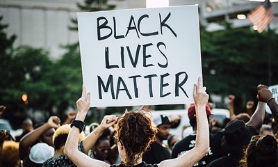흑인을 대문자로 표기하기는 AP 통신, ‘모두의 생명이 중요하다’ 발언은 인종차별