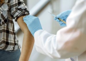 소셜미디어에 올라오는 백신 부작용 글을 삭제하는 이스라엘