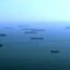 캘리포니아 앞바다에 정박해 있는 화물선을 플로리다가 항구로 초대하다