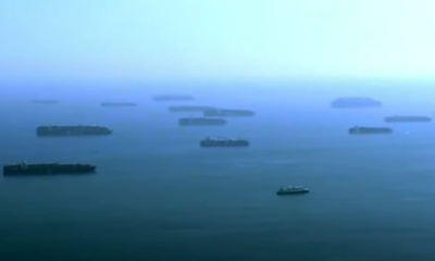캘리포니아 앞바다에 정박해 있는 화물선을 플로리다가 항구로 초대하다