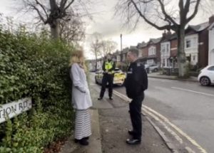 낙태 시설 주변에 서서 기도하다 체포된 영국인