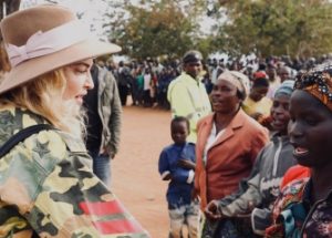아프리카에서 아동 인신매매로 지목된 팝 가수 마돈나