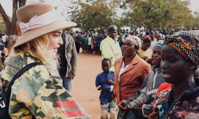 아프리카에서 아동 인신매매로 지목된 팝 가수 마돈나