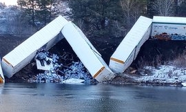 미국 몬태나에 발생한 철도 탈선 사고로 강에 오염 물질 유출