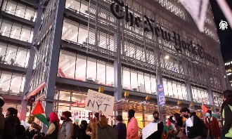 뉴욕타임스 본사에서 항의 시위를 벌인 뉴욕 시민들